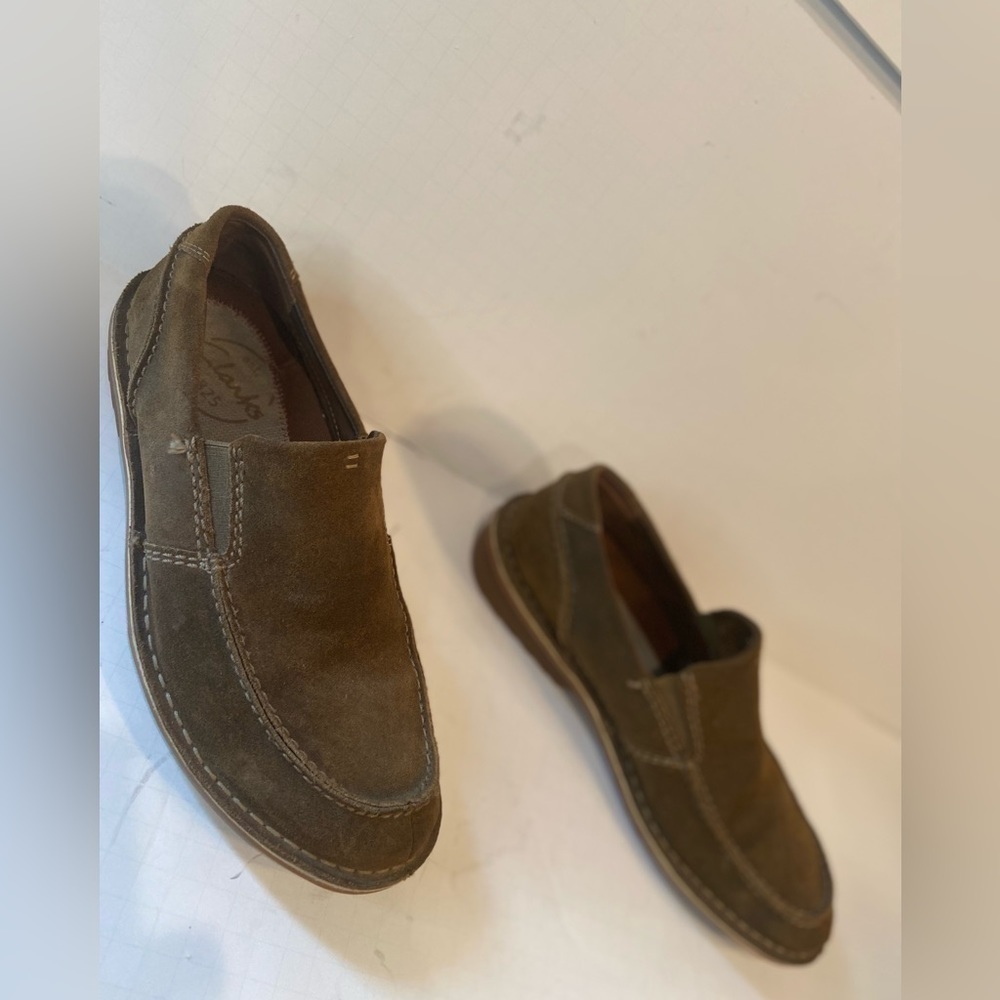 Clarks~Men’s Brown Suede Leather Comfort Loafers~Traction Control Outsole~Size 9